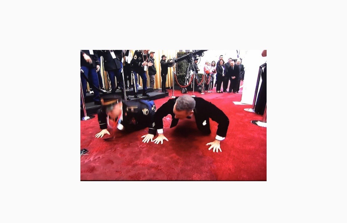 Том Хэнкс отжался на красной дорожке «Оскара-2020»
