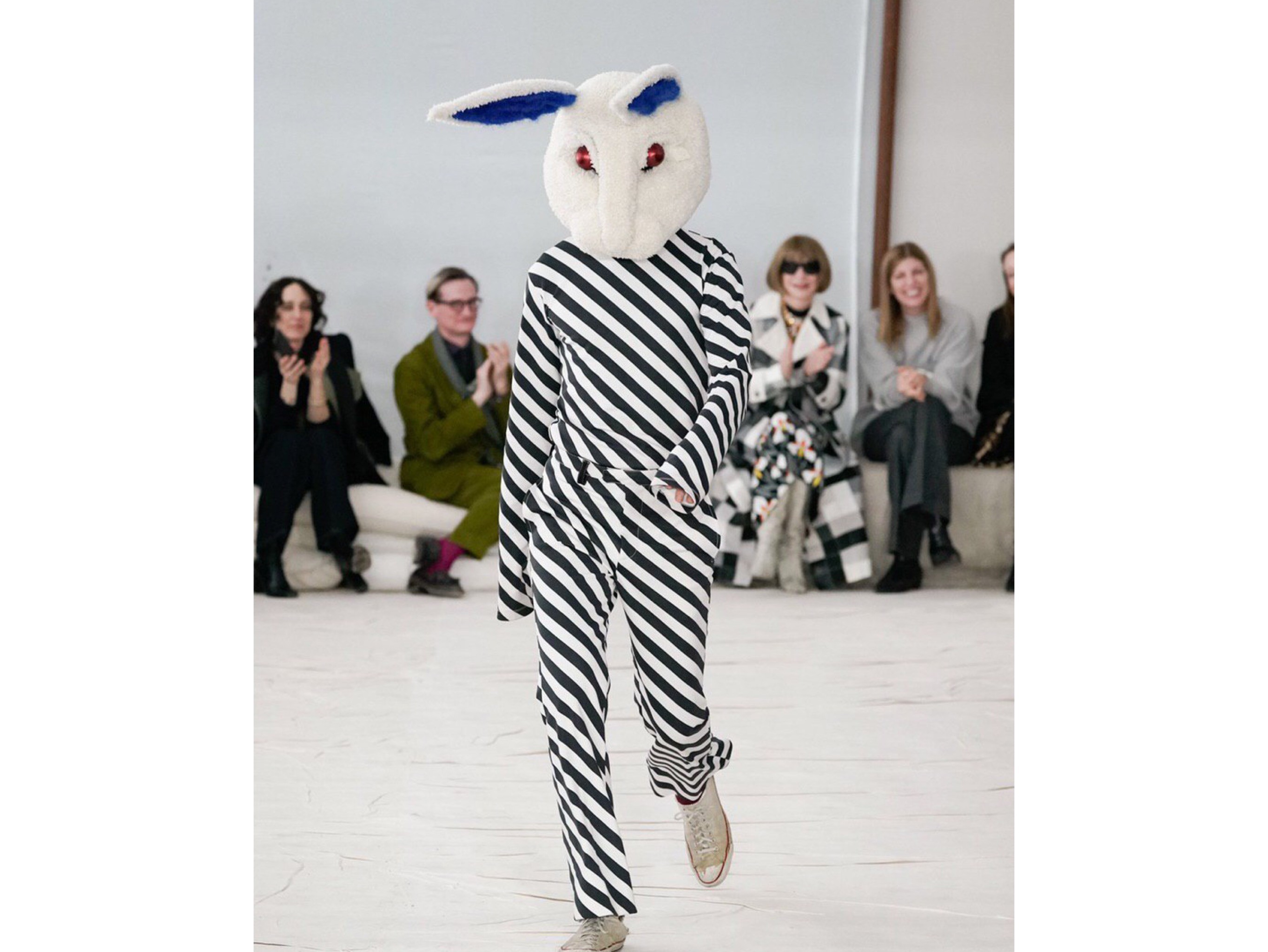 Креативный директор Marni Франческо Риссо появился на своем показе в костюме кролика