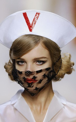 «Когда модели ходили в масках просто так»: вспоминаем показ Louis Vuitton весна 2008