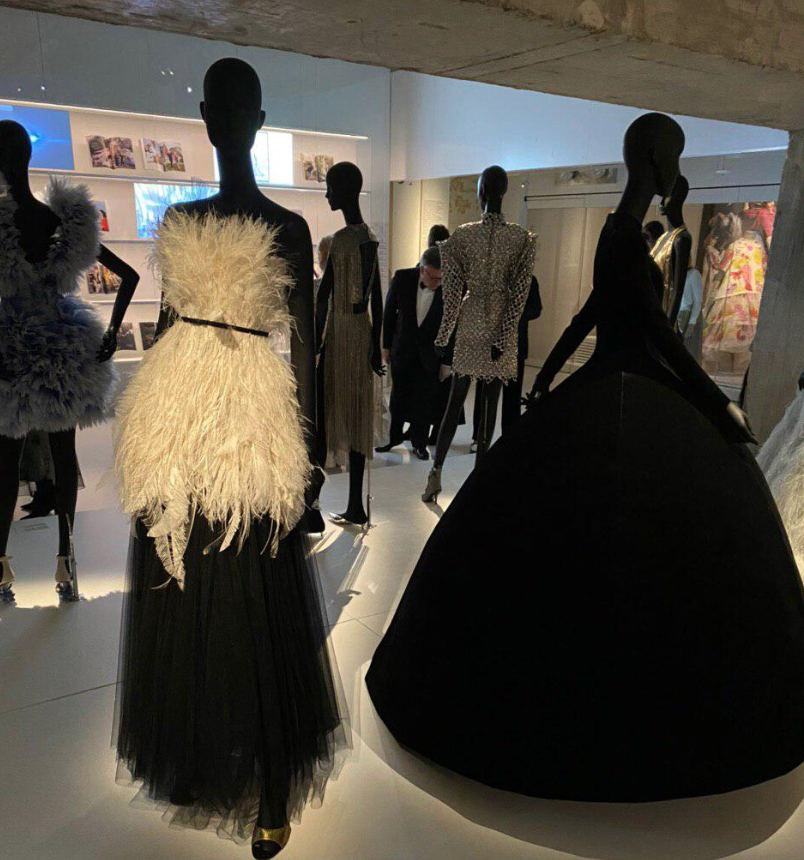 В Париже открылась выставка Harper’s Bazaar: First in Fashion – она охватывает всю историю журнала
