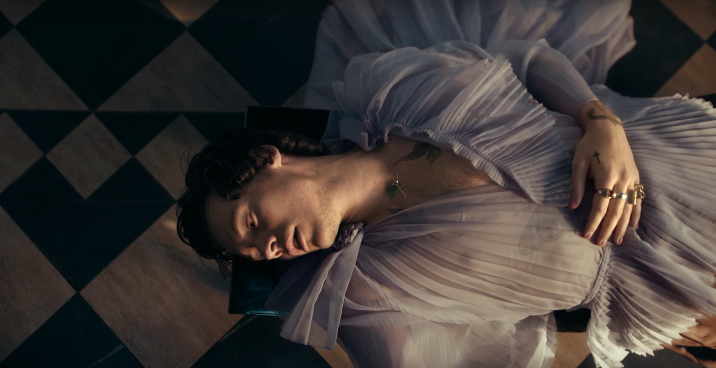 Гарри Стайлз поет под водой в блузе Gucci — в новом клипе на трек Falling