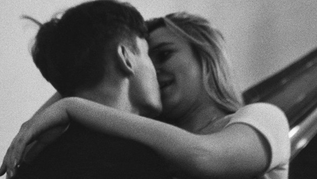 Пять поцелуев: истории самых лиричных снимков на Фотобиеннале 2020