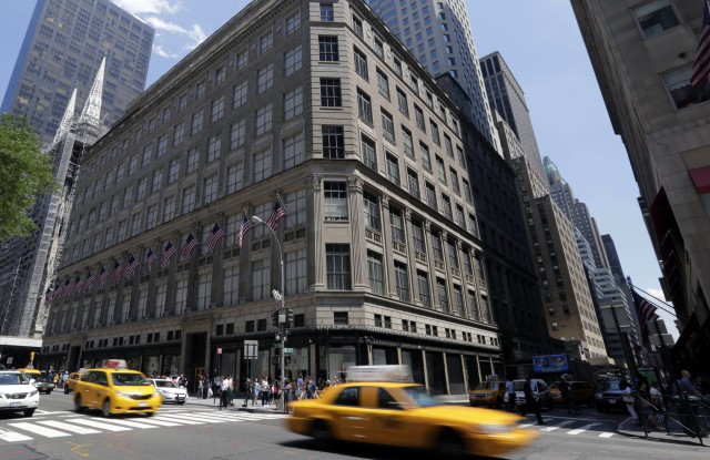 В Америке из-за коронавируса закрылся первый универмаг — Saks Fifth Avenue