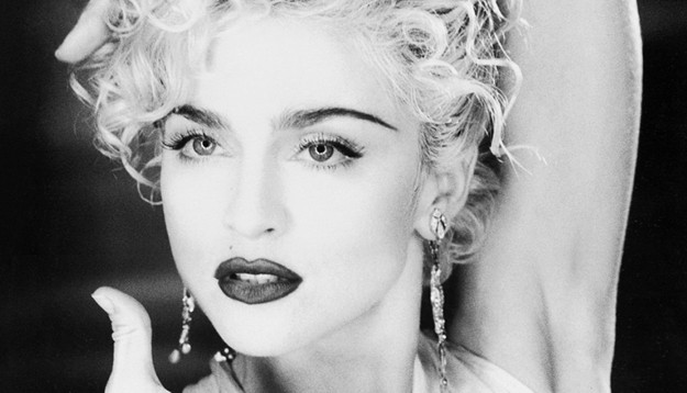 Легендарное бра и культурная апроприация: клипу Мадонны Vogue — 30 лет