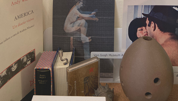Пластинки Марии Каллас и бронзовый еж на столе куратора Алексея Новоселова