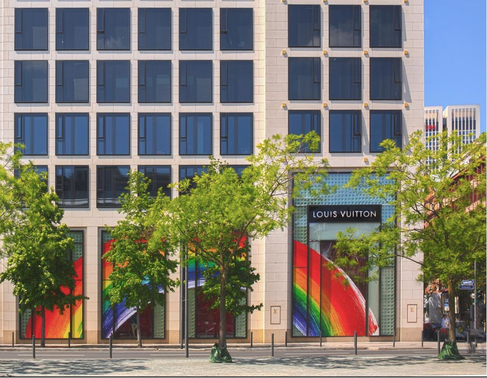 Сотрудники Louis Vuitton вручную разрисуют фасады бутиков радугами в честь их открытия