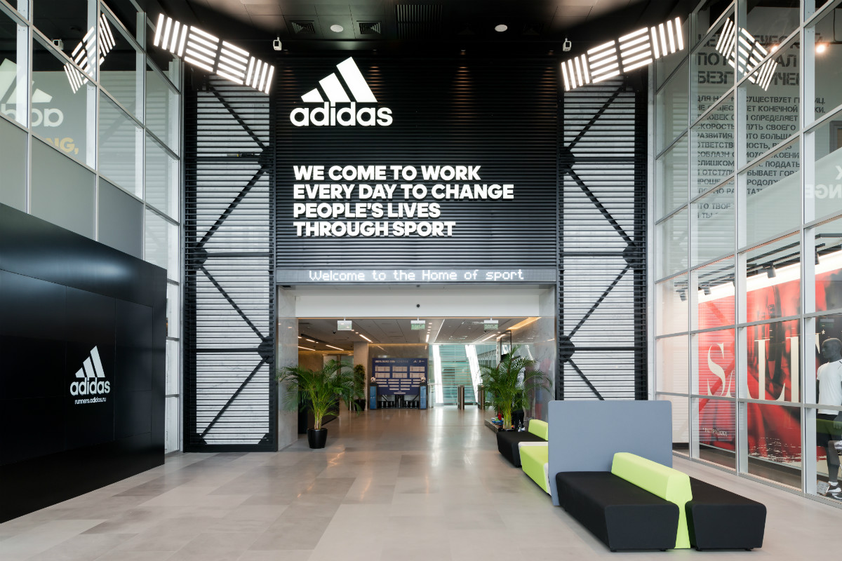 adidas и Allbirds разработают способы нейтрализации углеродных выбросов на фабриках 