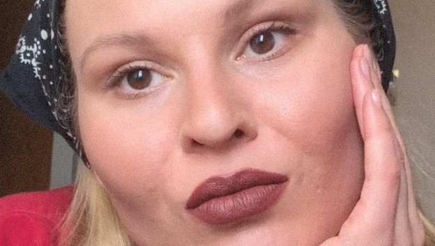 Темные губы и матовая кожа: Юлия Точилова показывает, как сделать макияж в стиле 90-х