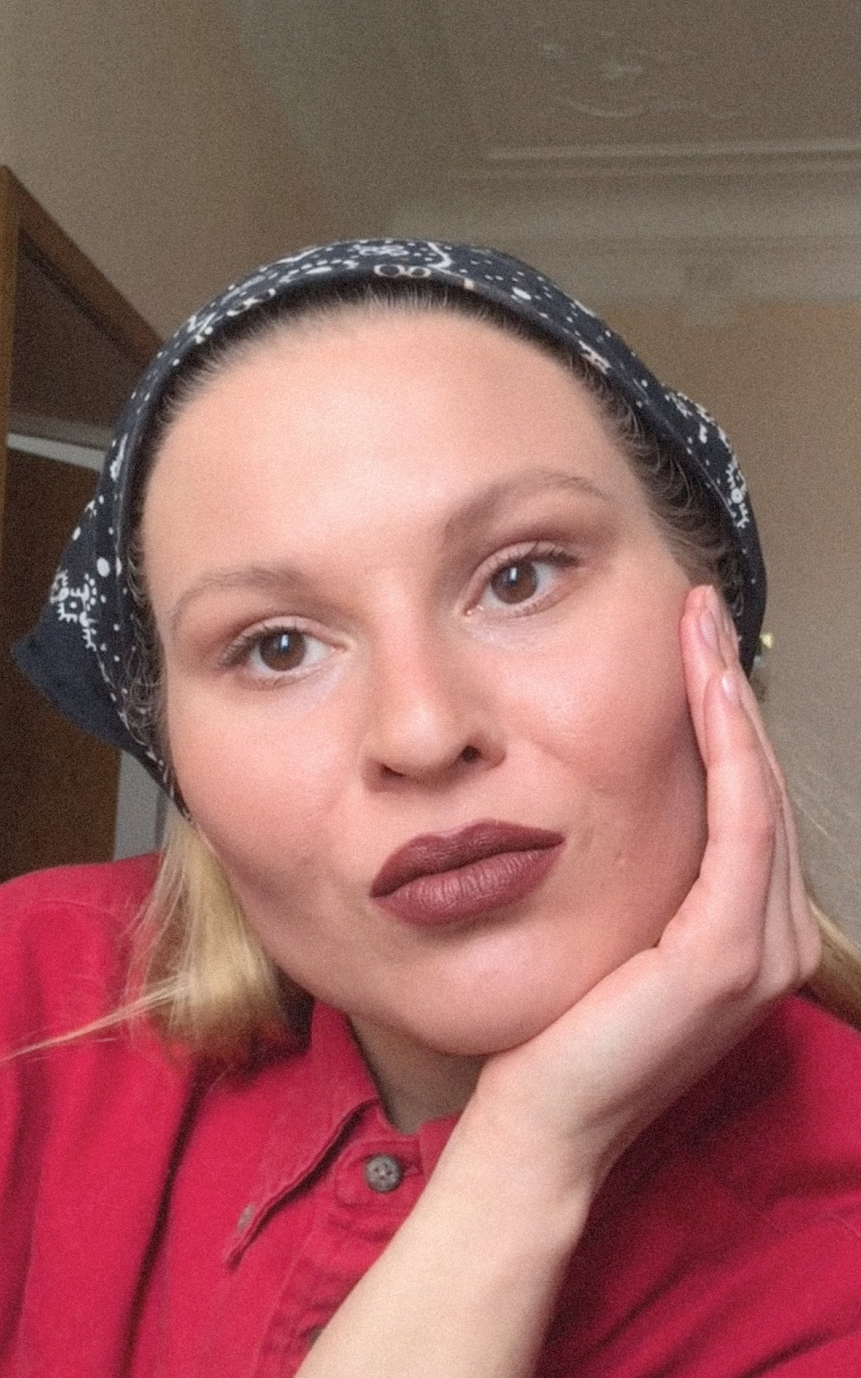 Темные губы и матовая кожа: Юлия Точилова показывает, как сделать макияж в стиле 90-х