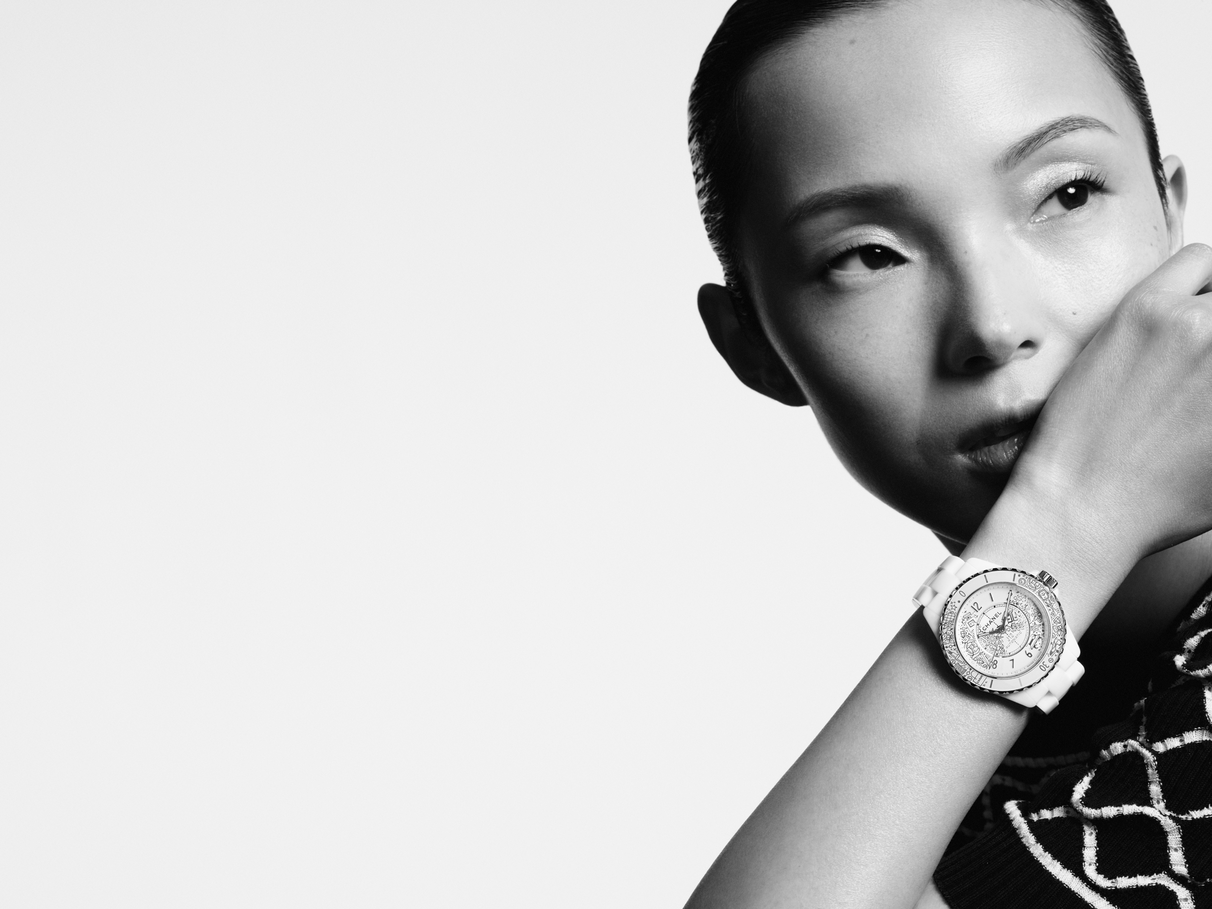 Chanel отмечают 20-летие часов J12 их новой версией
