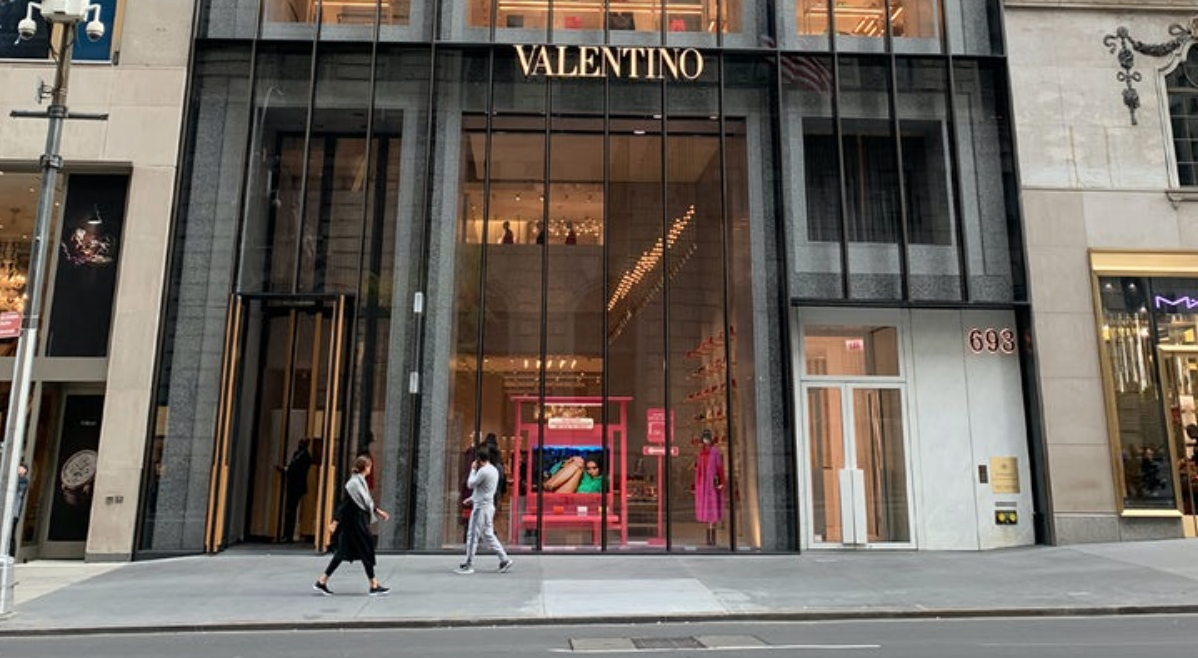 Valentino тоже сокращают расходы на аренду — и подают в суд на своего арендодателя в Нью-Йорке 