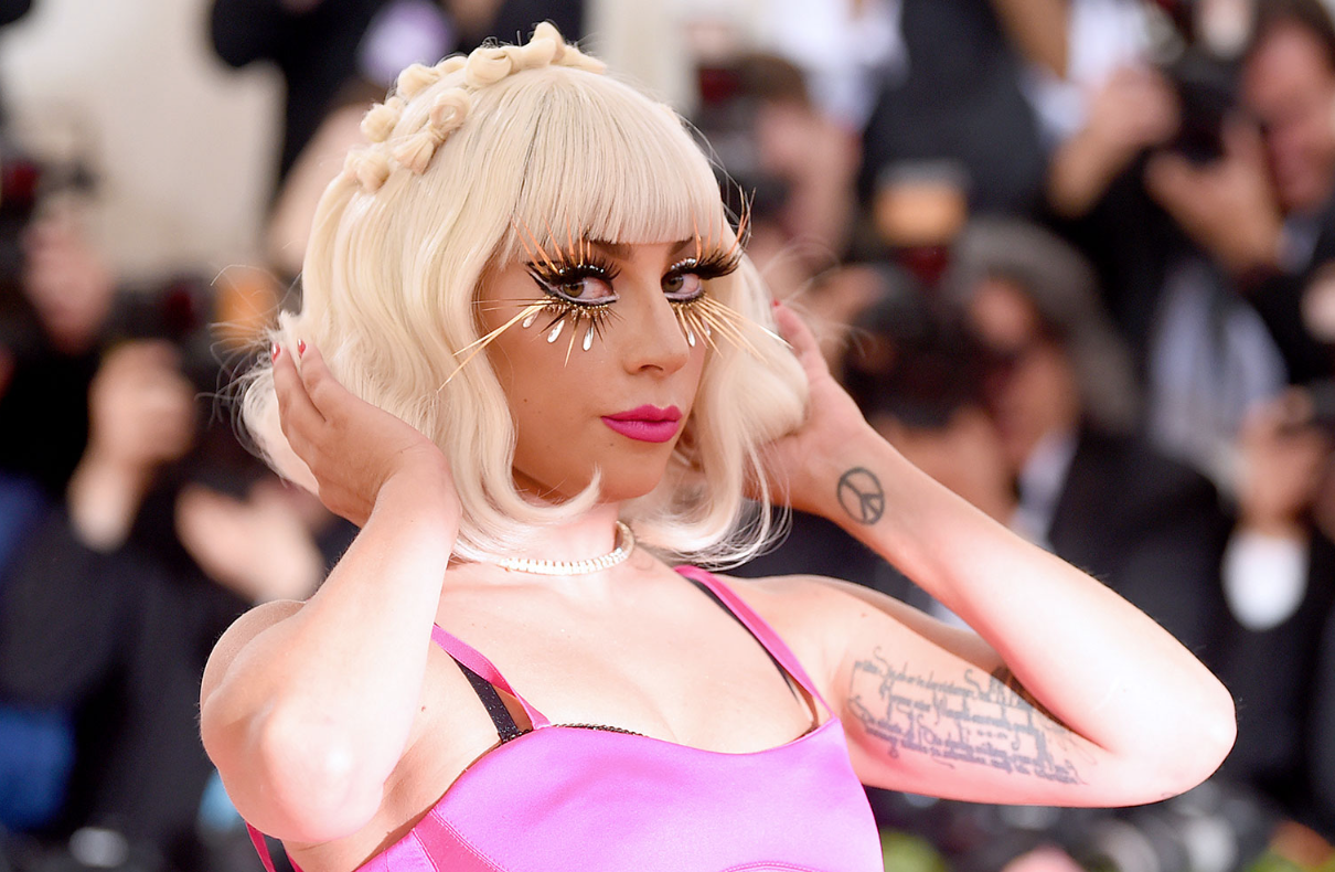 Леди Гага предлагает своим фанатам создать иллюстрации к ее новому альбому Chromatica