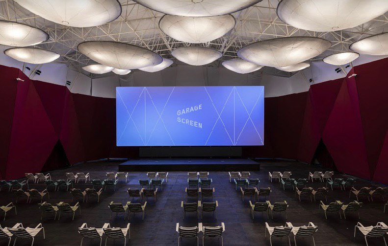 Летний кинотеатр музея «Гараж» начнет работать в августе — вот программа первых киносеансов