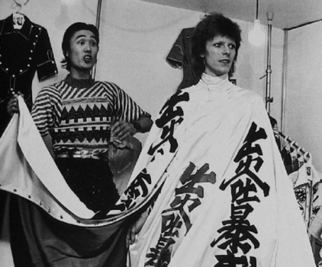 Умер японский дизайнер Кансай Ямамото — автор нарядов Дэвида Боуи и Элтона Джона