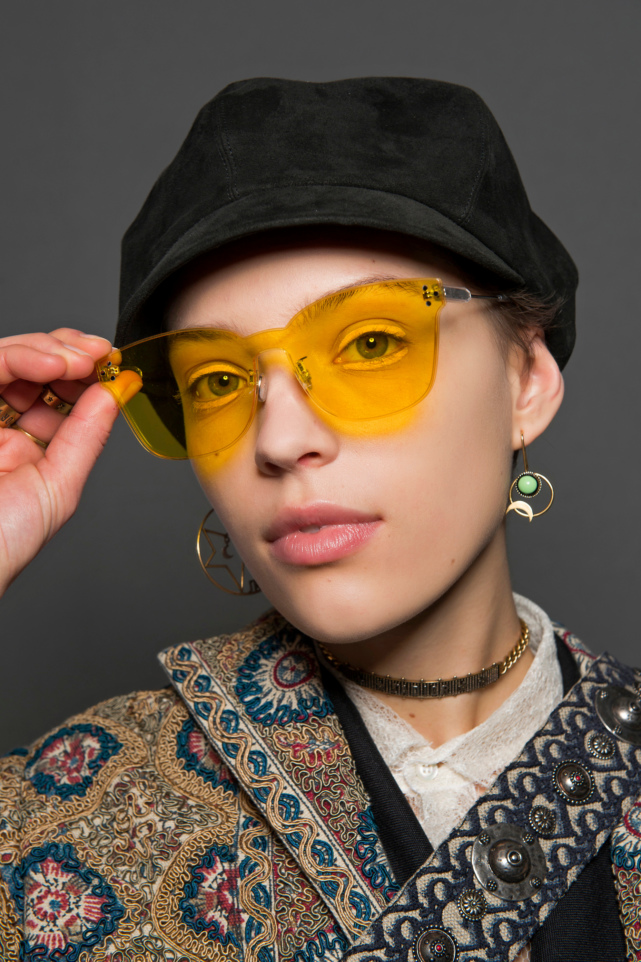 Як вибрати модні окуляри з  кольоровими лінзами ?