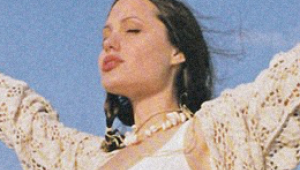 18-летняя Анджелина Джоли — в белом купальнике и колье из ракушек