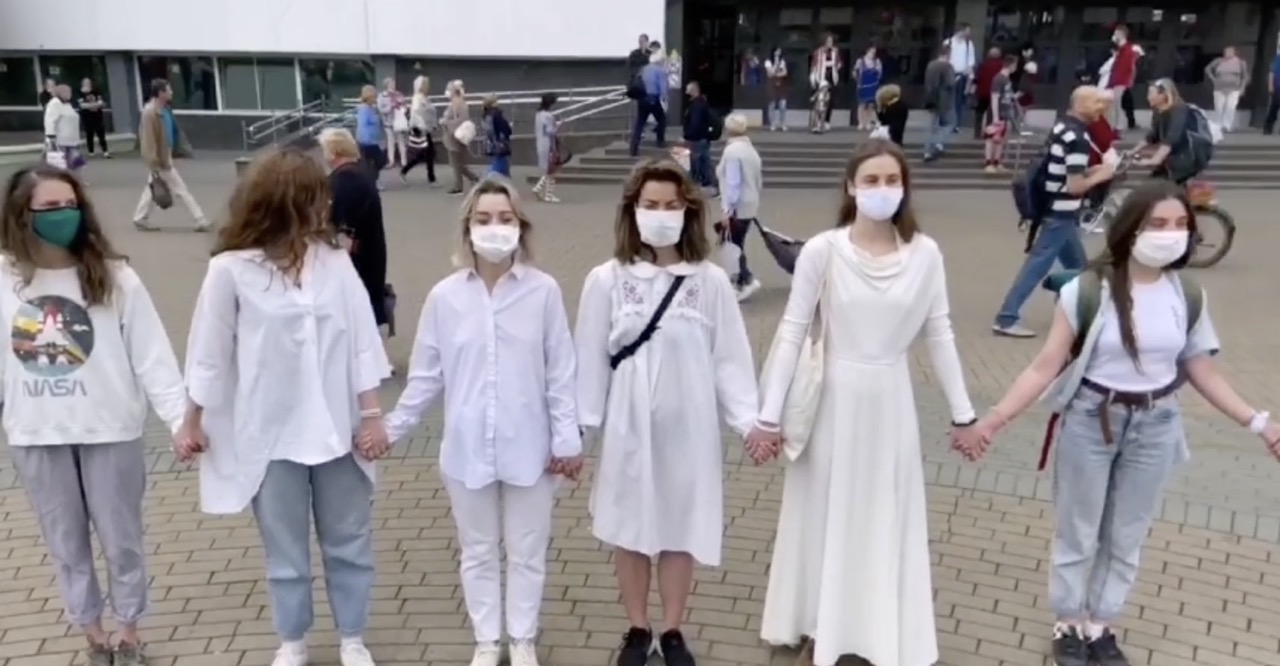 250 белорусских женщин вышли на протест в белой одежде — против полицейского насилия