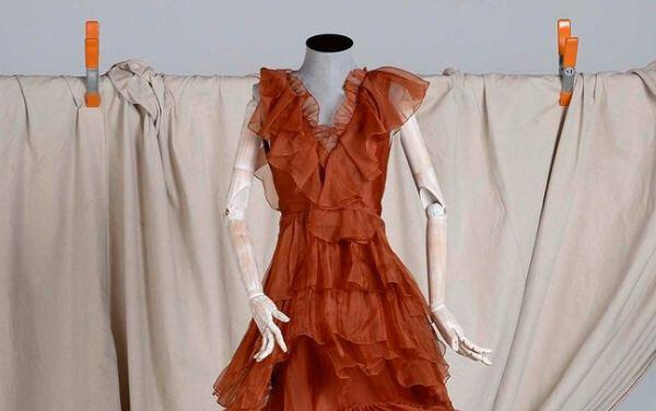 Сумку Джейн Биркин и одно из последних платьев Александра Маккуина выставят на аукционе
