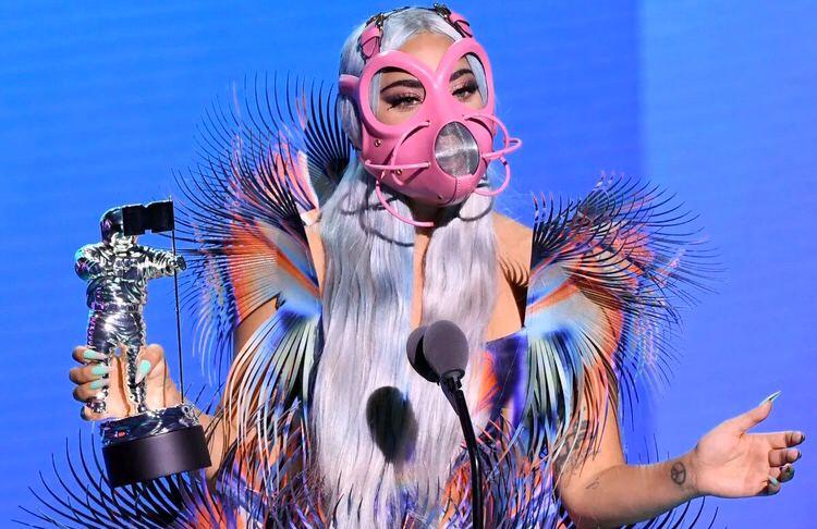 Леди Гага сменила больше пяти нарядов на церемонии MTV VMA 2020
