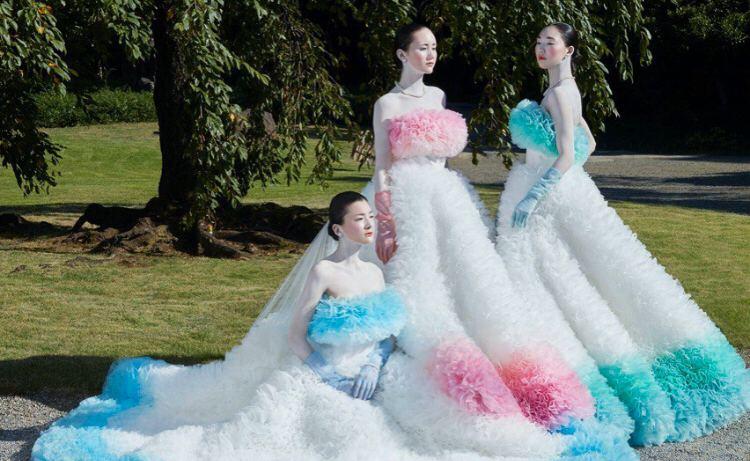 Разноцветные платья-торты и пышные свадебные наряды — в новом лукбуке Tomo Koizumi