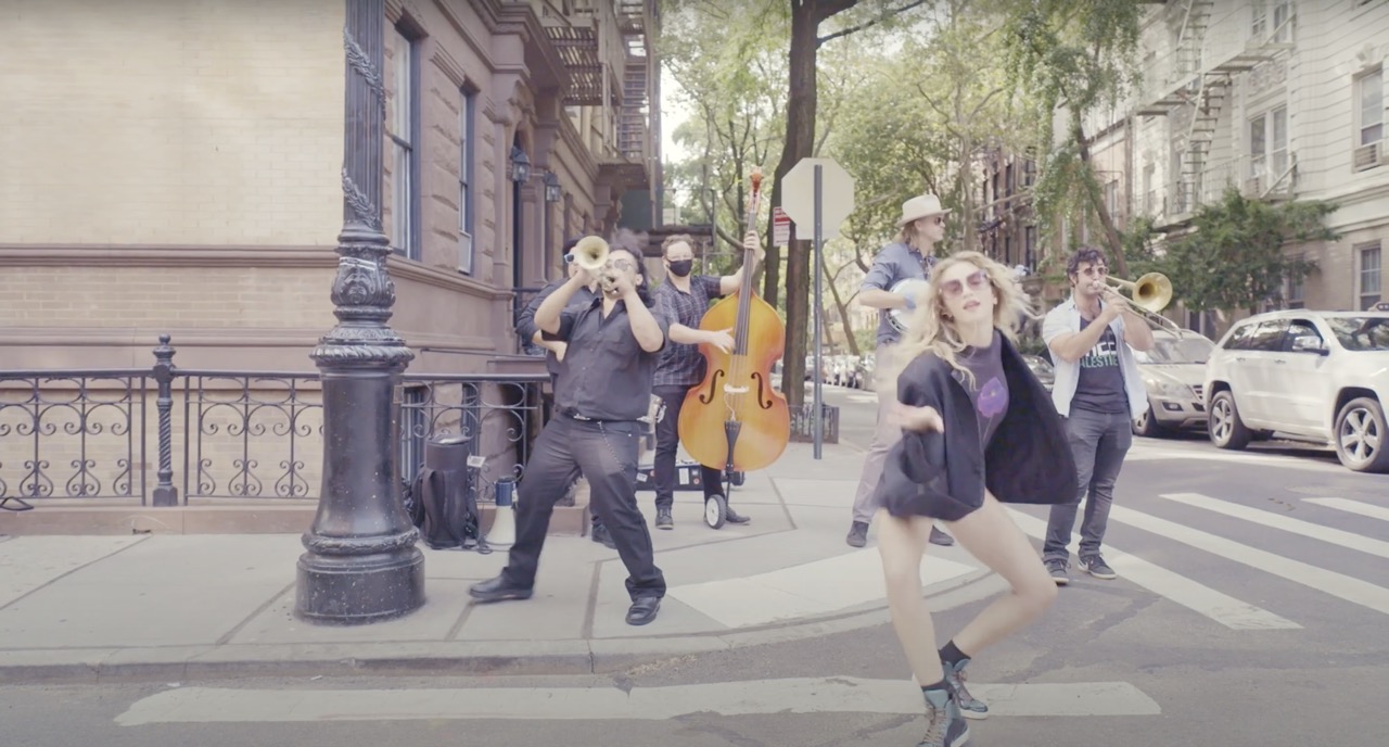 Девушки танцуют под джаз на улицах Нью-Йорка — в digital-презентации Cynthia Rowley