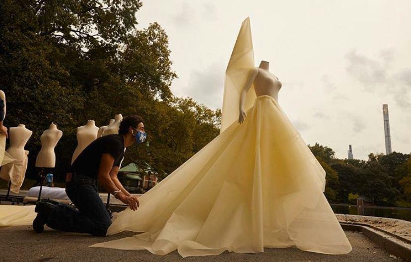 Взгляните на платья Зака Позена в Центральном парке — дизайнер посвятил их Нью-Йорку 