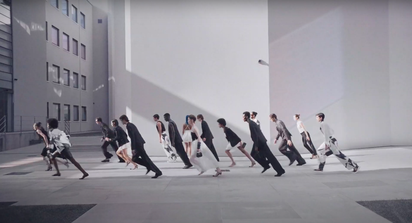Танец, свобода и безупречный серый — в коллекции Emporio Armani весна-лето 2021