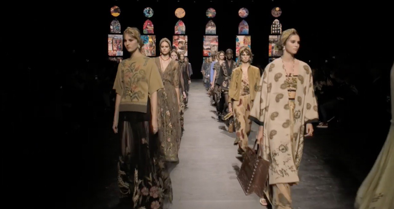 Платья, хор и работы художницы-феминистки Лючии Маркуччи — на показе Dior весна-лето 2021