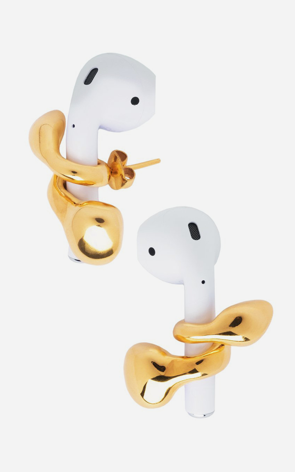 Чехлы, браслеты и серьги для AirPods. Как наушники Apple породили новый класс аксессуаров