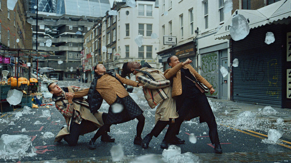 «Поющие под дождем» и танцоры вместо моделей — в кампании Burberry 