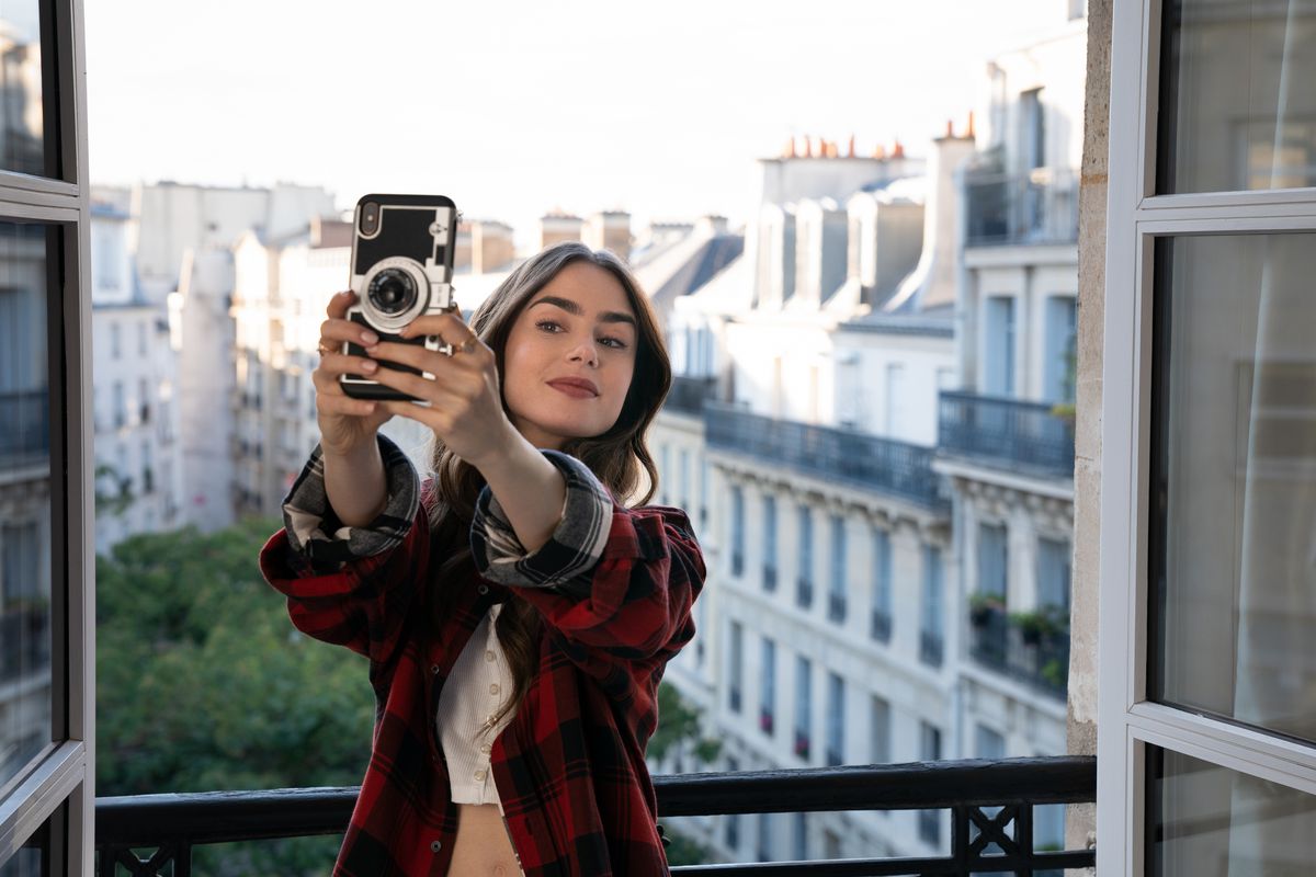 Netflix объявили о продолжении сериала «Эмили в Париже»