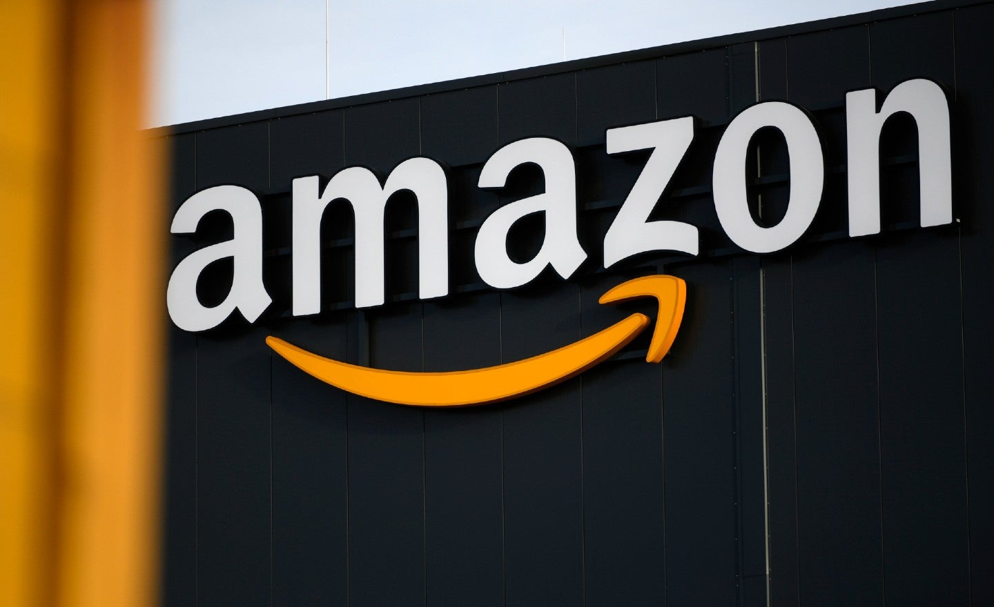 Amazon подают в суд на блогеров, продававших через платформу подделки известных брендов