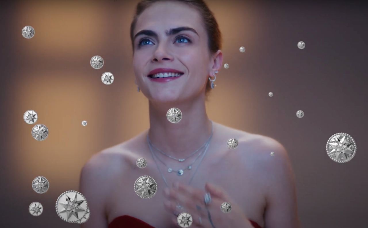 Dior показали первый видеоролик о рождественской коллекции — в нем снялась Кара Делевинь