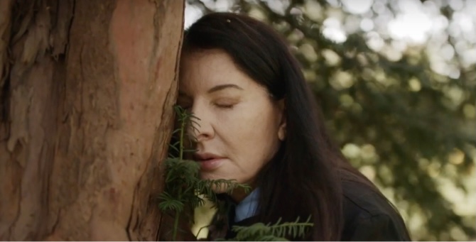 Марина Абрамович рассказала, как избавиться от стресса — нужно разговаривать с деревьями