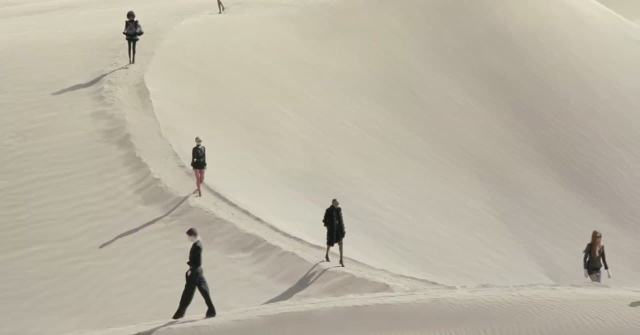 Песчаные дюны вместо подиума — на показе новой коллекции Saint Laurent 