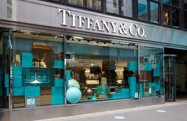 Сделка Tiffany & Co. и LVMH состоится — теперь уже точно