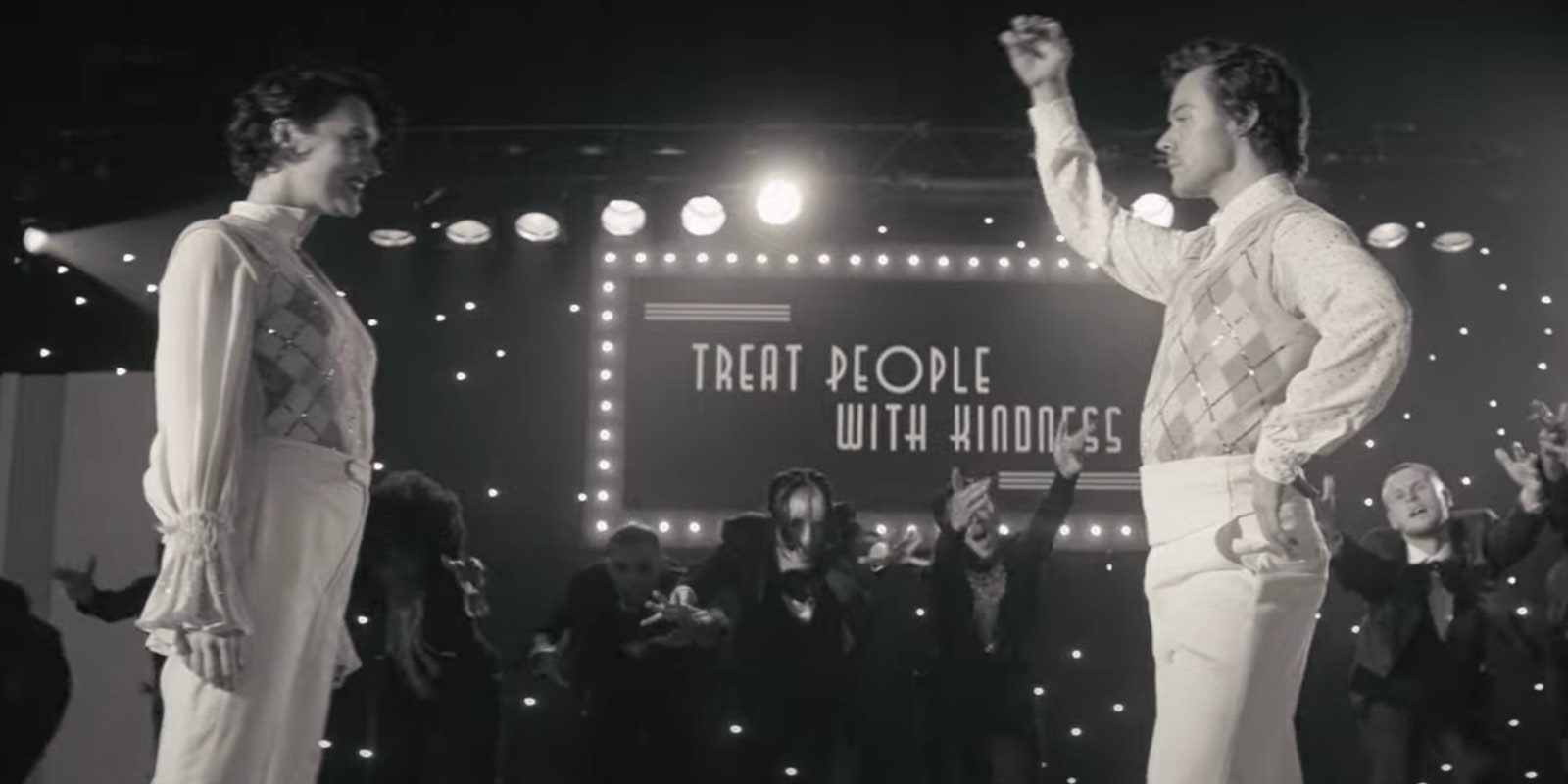 Фиби Уоллер Бридж и наряды Gucci – в новом клипе Гарри Стайлза Treat People With Kindness