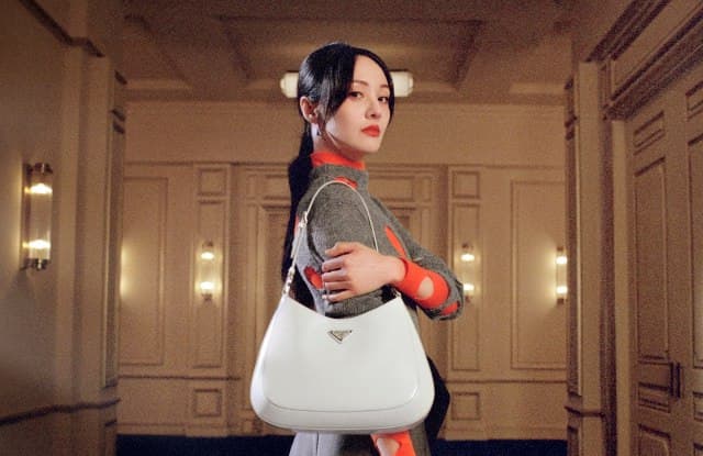 Prada оказались в центре скандала из-за амбассадора бренда в Китае — актрисы Чжэн Шуан