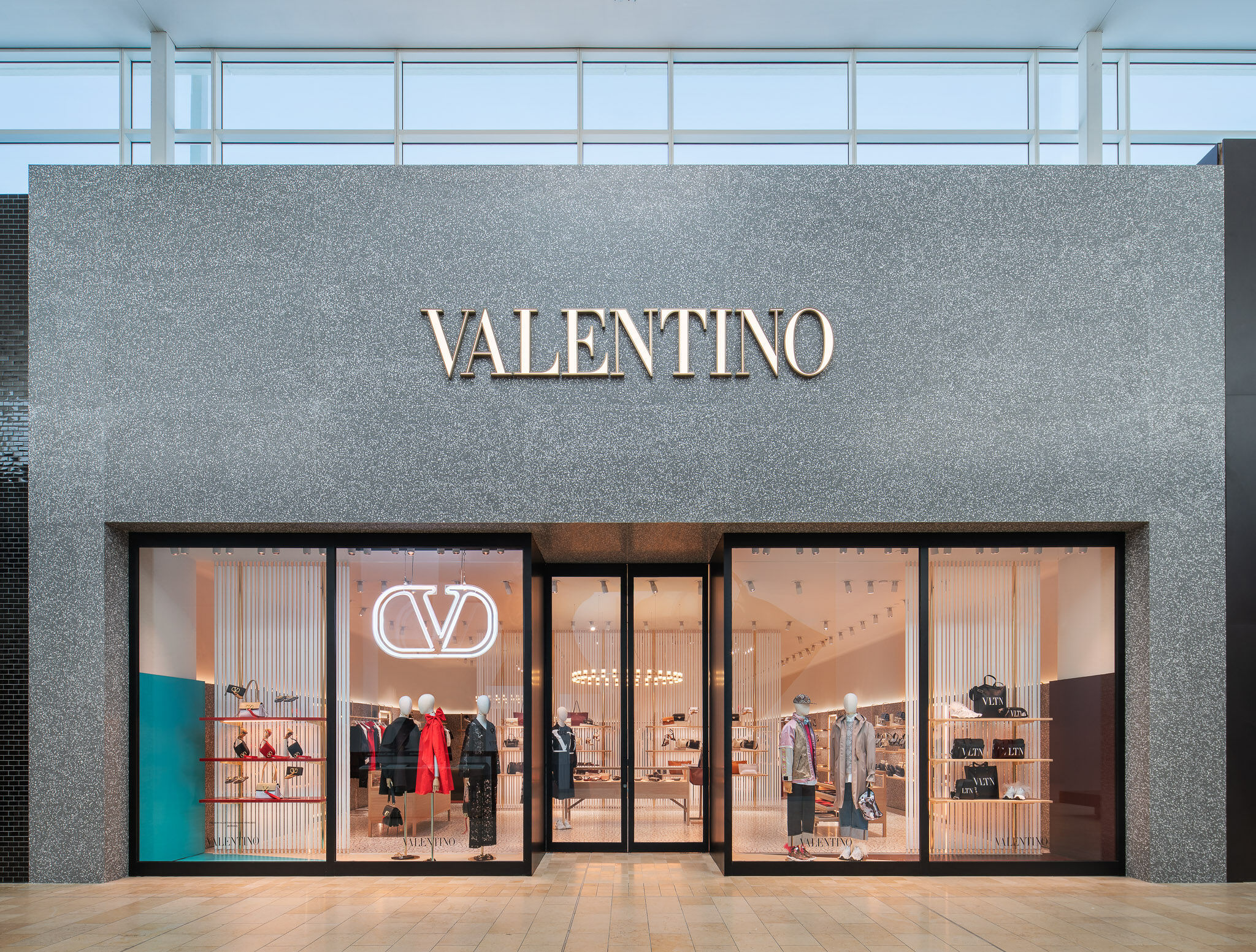 Valentino dubai. Дом Valentino. Модный дом Валентино. Аутлет Валентино. Здание Валентино.