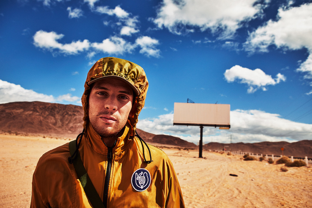 Путешествие актера Джоша О’Коннора по пустыне — в новой кампании Loewe