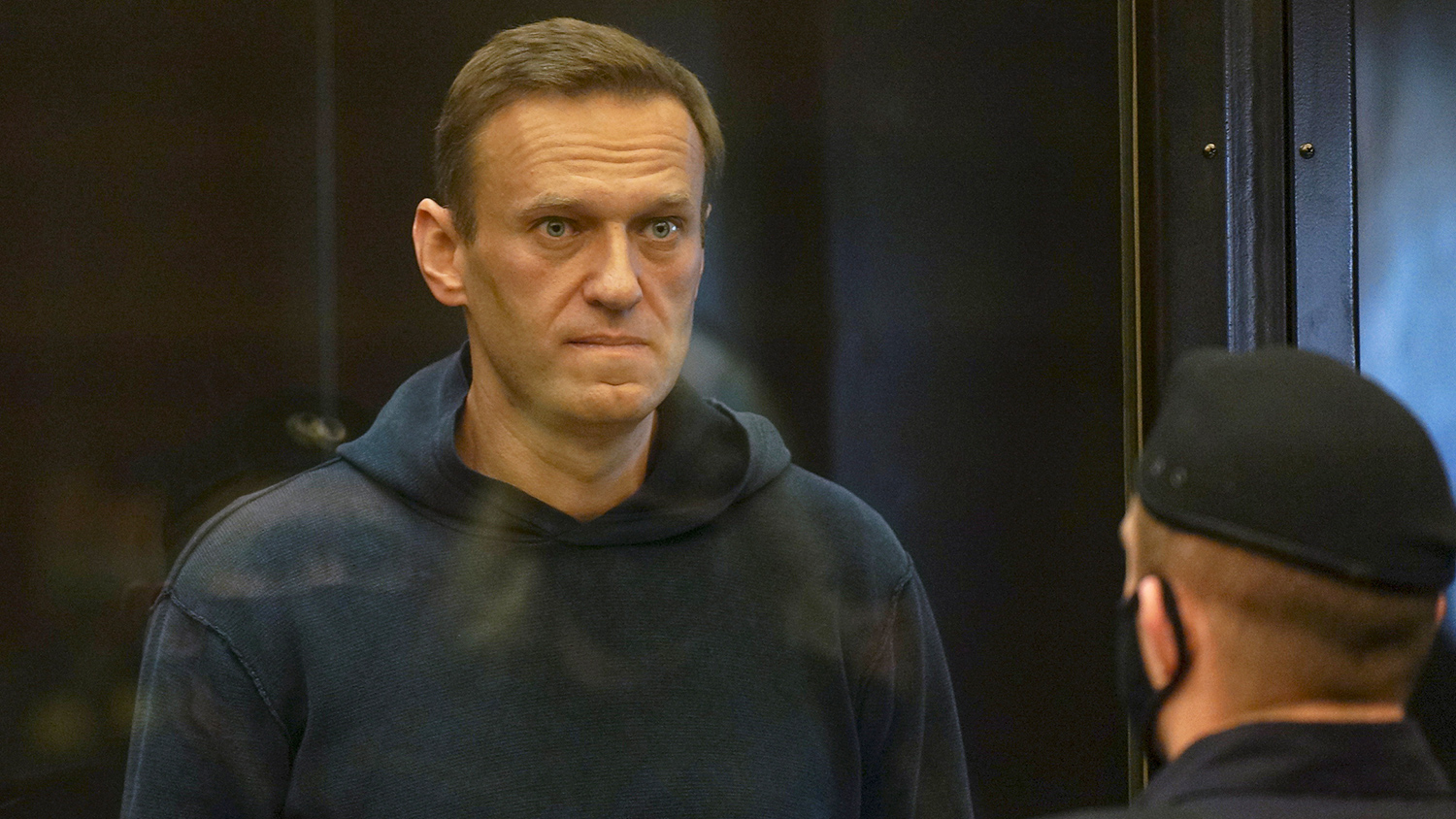 Андрей Звягинцев и Людмила Улицкая потребовали улучшить содержание Навального в колонии