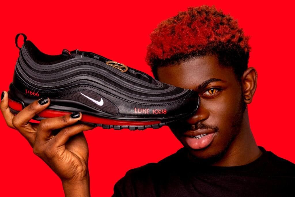Рэпер Lil Nas X выпустил кроссовки Nike с каплями человеческой крови. Вот как отреагировали Nike