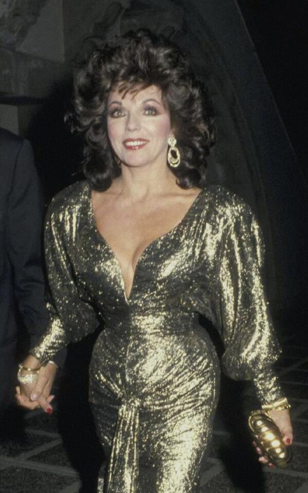 Джоан Коллинз в великолепном золотом — на церемонии вручения премии «Эмми»-1986