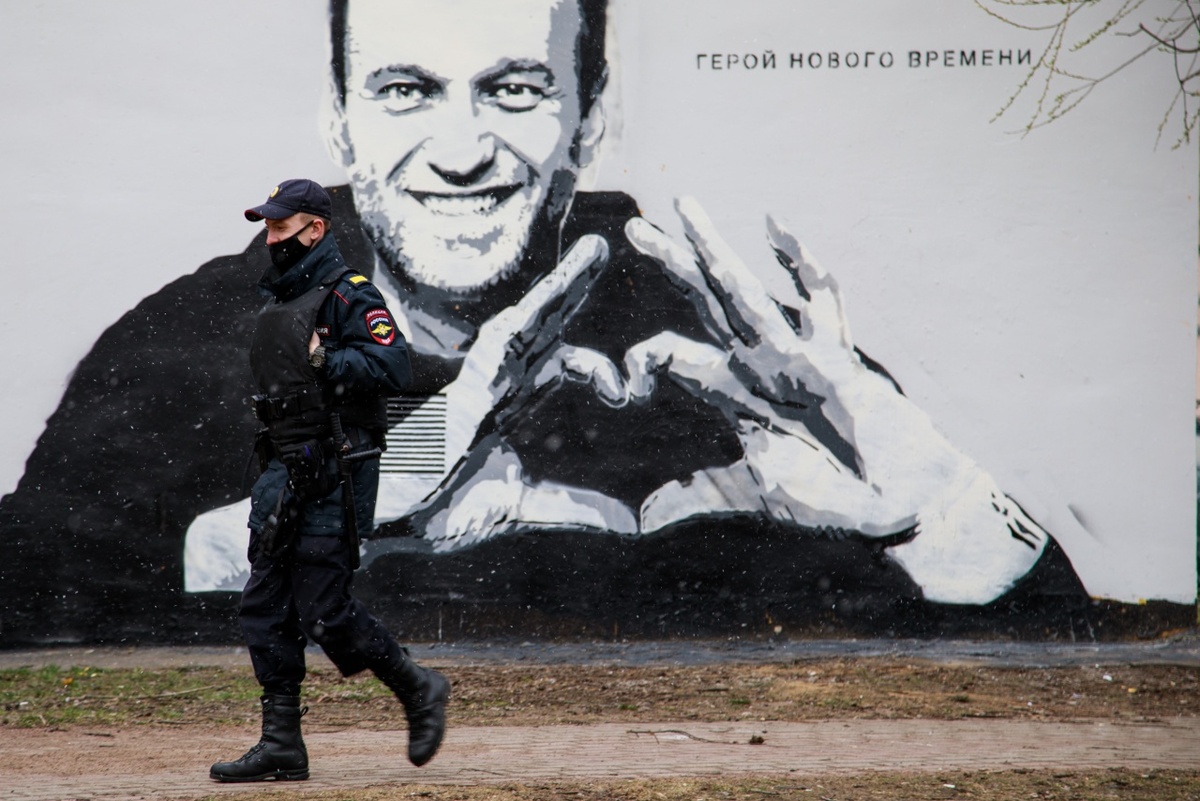 Из-за граффити с Алексеем Навальным в Петербурге возбудили дело о вандализме