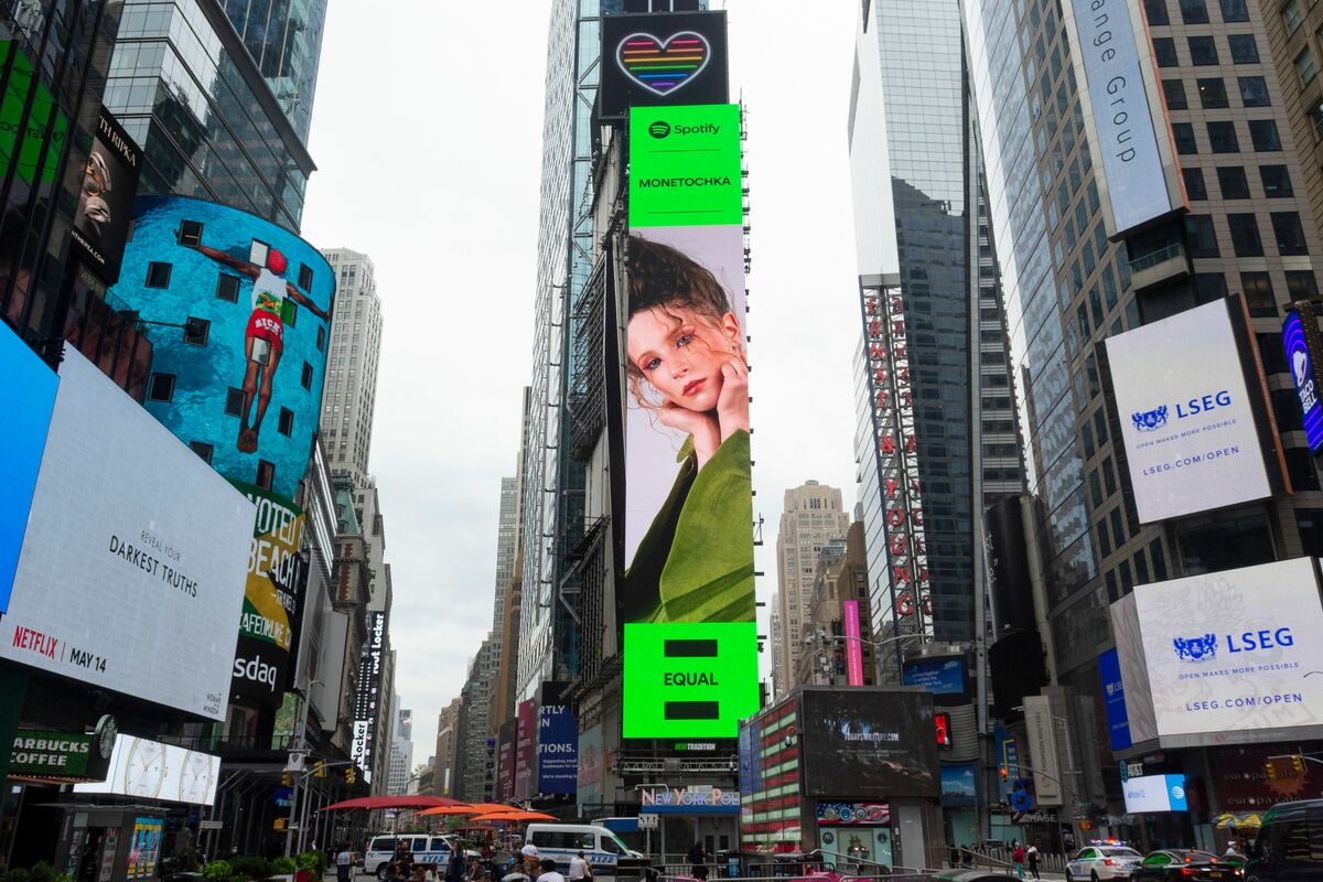 На Таймс-сквер в Нью-Йорке появился билборд с певицей Монеточкой