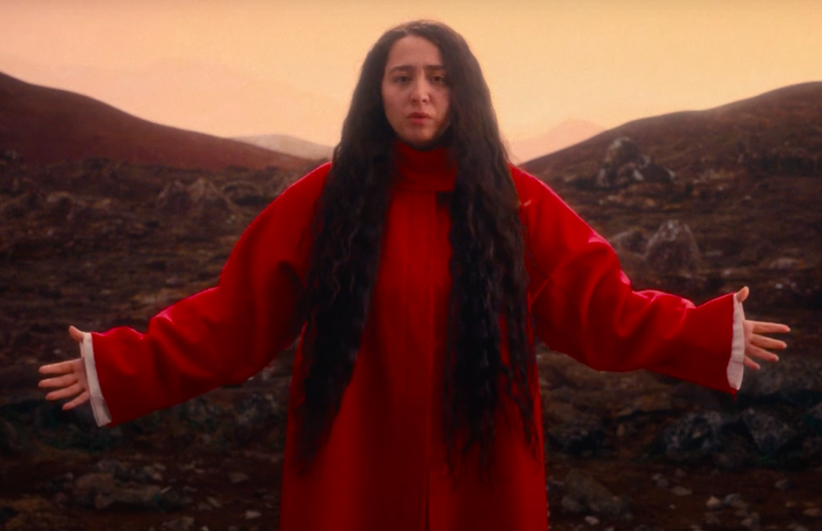 Певица Манижа в каменной пустыне — в видео «Держи меня земля»