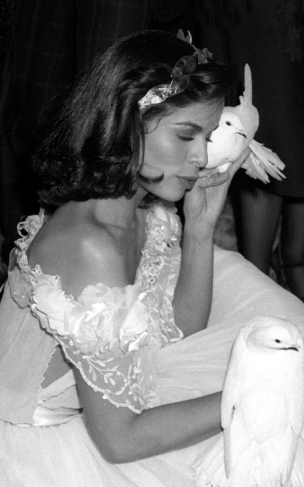 Бьянка Джаггер в «свадебном» Halston — с тиарой на голове и голубями в руках