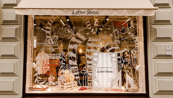 Фигуры из ниток и фэшн-тигр. Как Лиза Смирнова украсила первый магазин & Other Stories в Питере