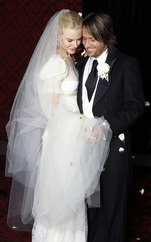 Николь Кидман в свадебном Balenciaga авторства Николя Жескьера в 2006-м