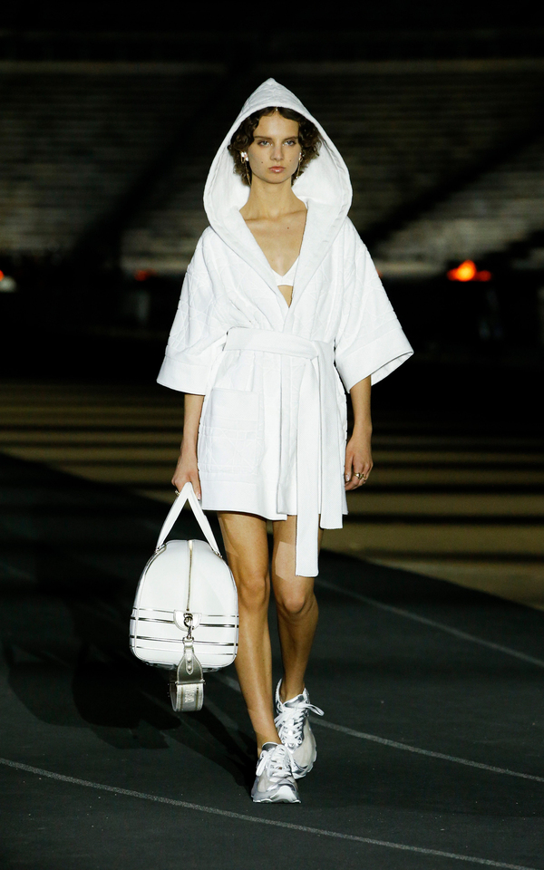 Выходите на улицу в халате, как на круизном показе Dior. Да, так можно и так модно!